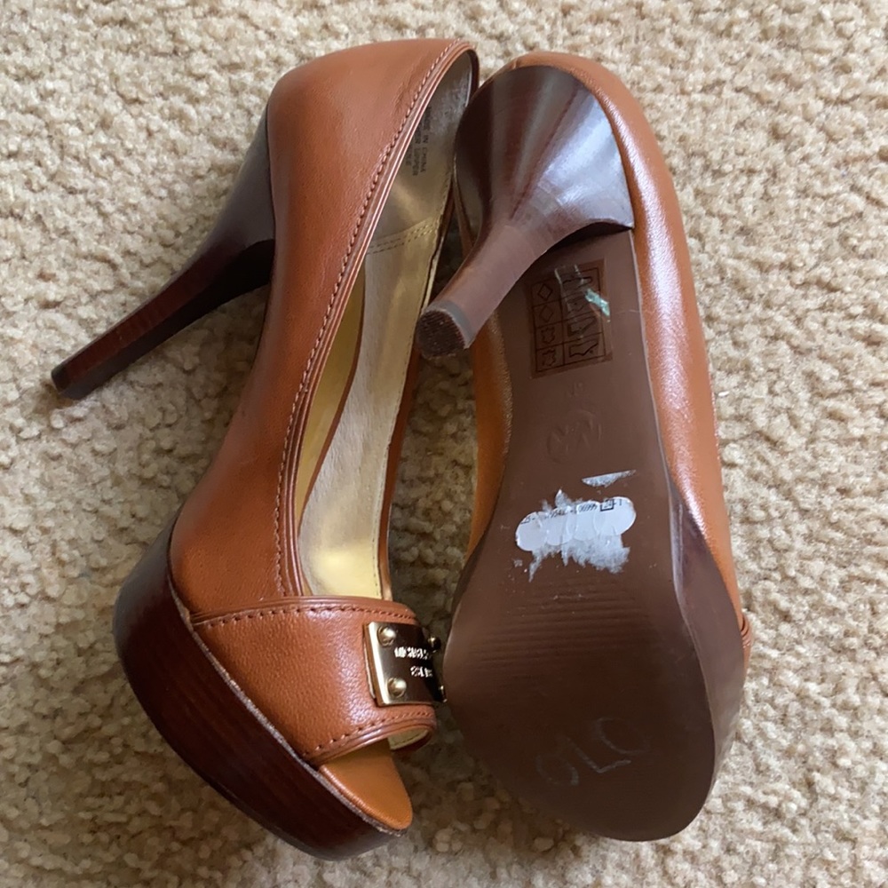 Michael Kors butterscotch heels 6M - Picture 3 of 9